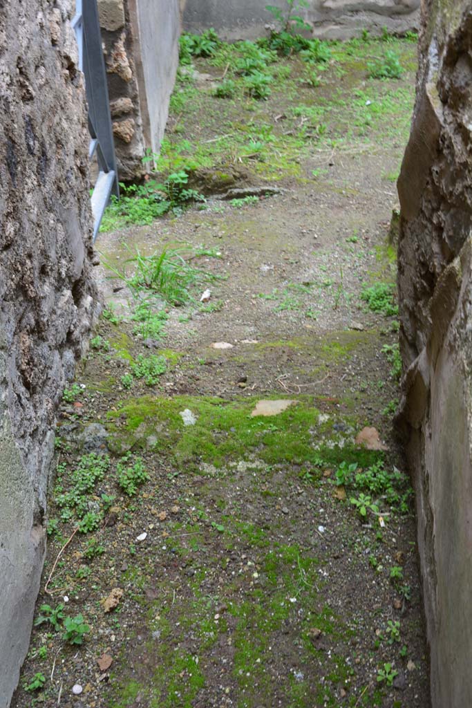 IX.5.18 Pompeii. March 2017. 
Room c, base of stairs at west end in room on north side of entrance doorway at IX.5.19.
Foto Christian Beck, ERC Grant 681269 DÉCOR.


