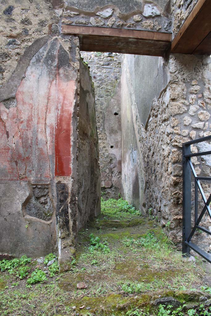 IX.5.18 Pompeii. May 2019. Room c, looking east, with line of stairs to upper floor on south wall.
On the right is the entrance doorway at IX.5.19.
Foto Christian Beck, ERC Grant 681269 DÉCOR.
