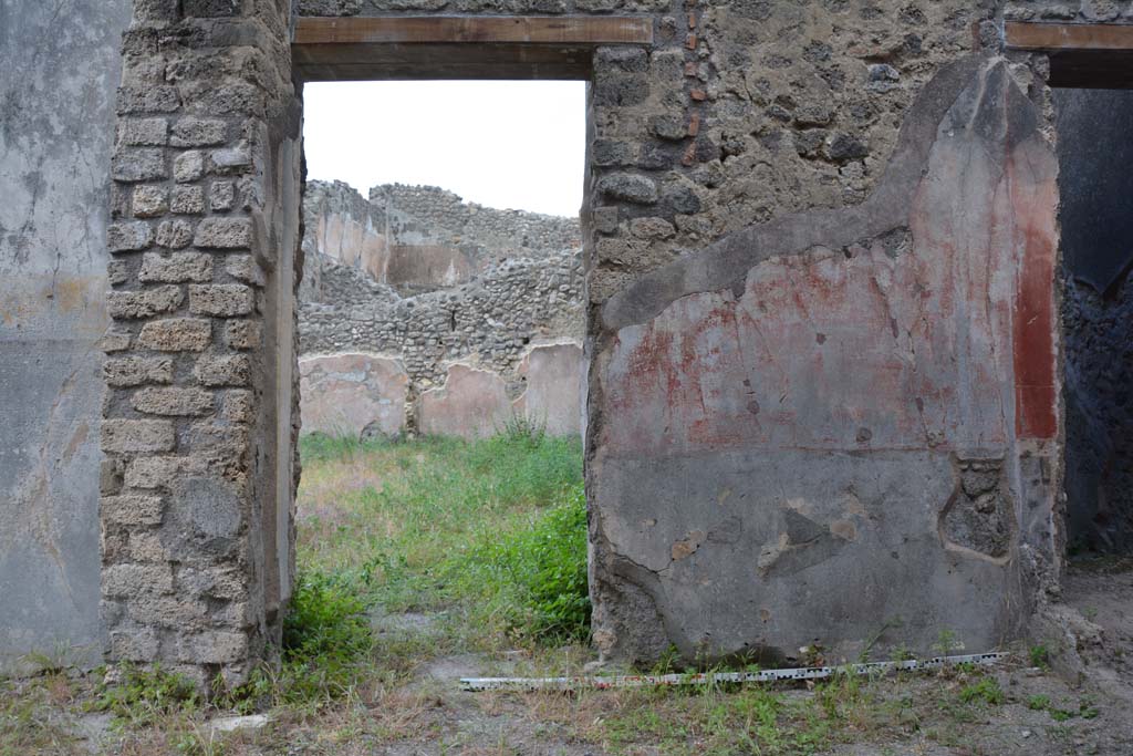 IX.5.18 Pompeii. May 2017. Room d, looking east towards doorway into atrium/garden area, with doorway to room c, on right.
Foto Christian Beck, ERC Grant 681269 DÉCOR.

