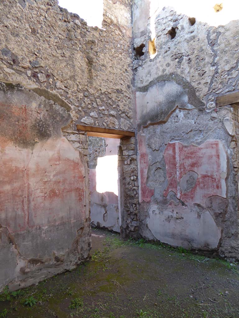 IX.5.18 Pompeii. January 2017. Room “d”, north-west corner, with doorway into room “e”.
Foto Annette Haug, ERC Grant 681269 DÉCOR.

