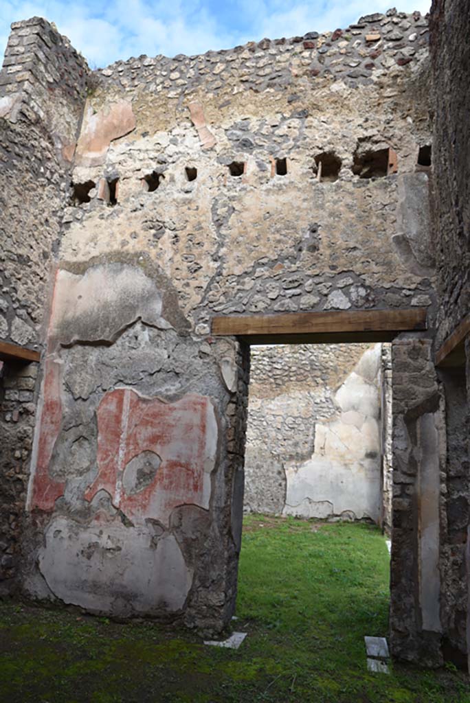 IX.5.18 Pompeii. March 2018. Room “d”, north wall with doorway into triclinium “f”, 
Foto Annette Haug, ERC Grant 681269 DÉCOR.
