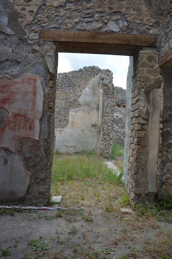 IX.5.18 Pompeii. May 2017. Room d, doorway in north wall into triclinium f.
Foto Christian Beck, ERC Grant 681269 DÉCOR.
