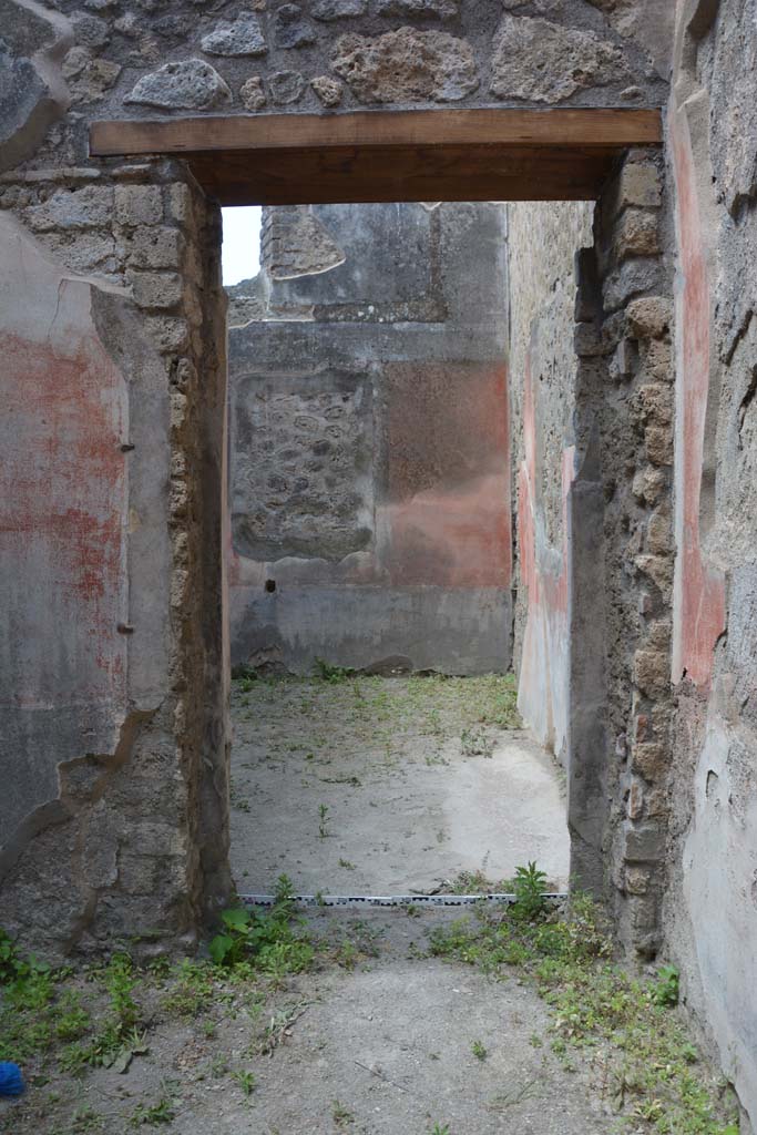 IX.5.18 Pompeii. May 2017. Room e, looking west through doorway from room d.
Foto Christian Beck, ERC Grant 681269 DÉCOR.
