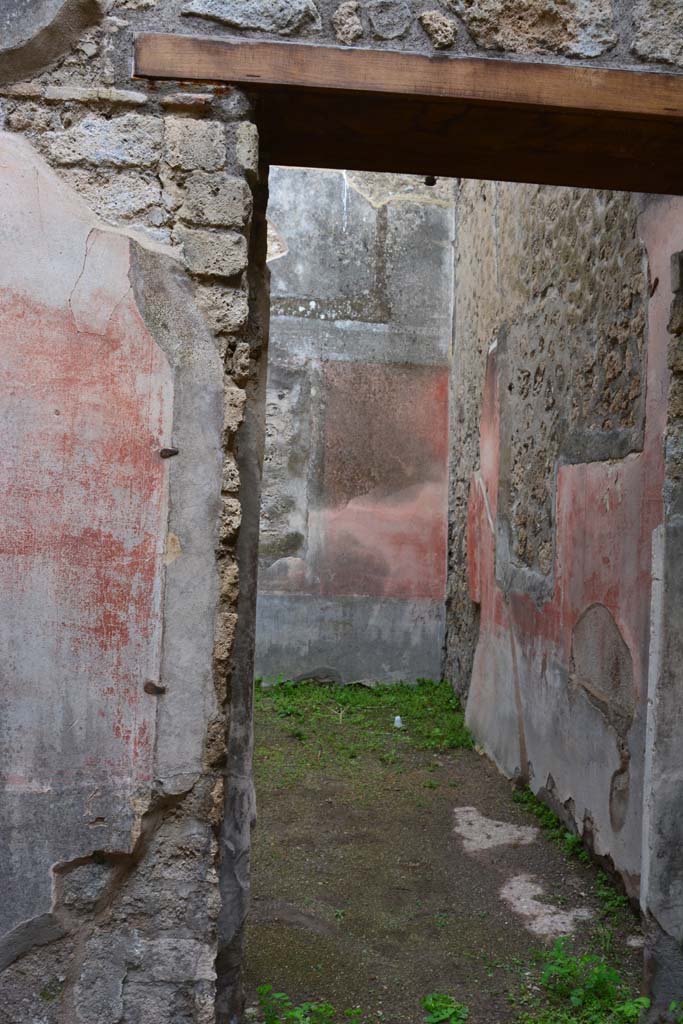 IX.5.18 Pompeii. March 2017. Room d, south side of doorway into room e. 
Foto Christian Beck, ERC Grant 681269 DÉCOR.
