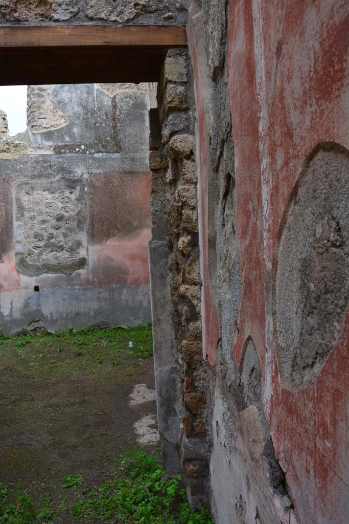 IX.5.18 Pompeii. March 2017. 
Room d, looking west along north wall towards north side of doorway into room e. 
Foto Christian Beck, ERC Grant 681269 DÉCOR.

