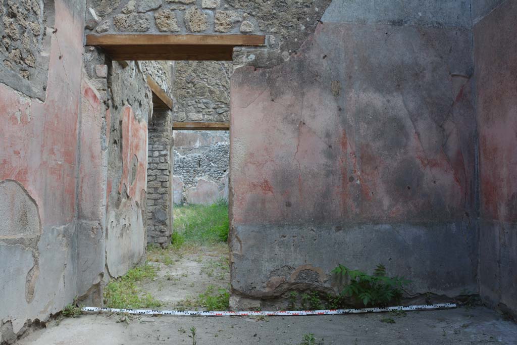 IX.5.18 Pompeii. May 2017. Room e, looking east through doorway into room d.
Foto Christian Beck, ERC Grant 681269 DÉCOR.
