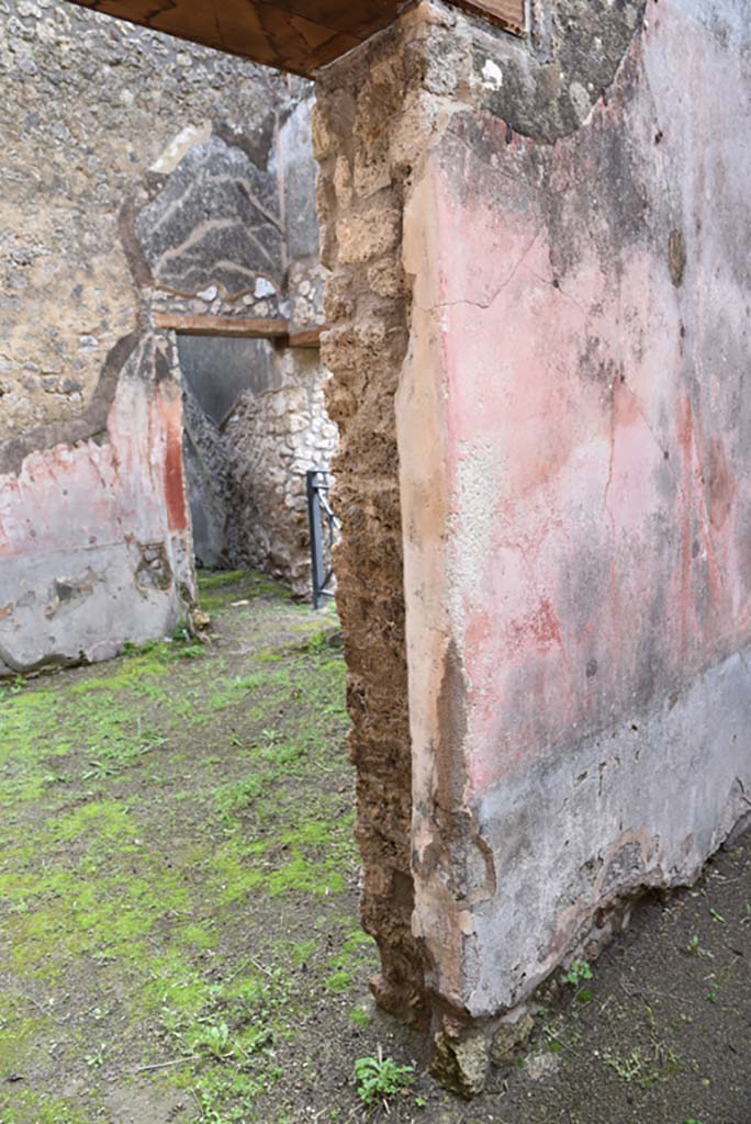 IX.5.18 Pompeii. March 2018. Room “e”, detail from lower east wall with doorway into room “d”.
Foto Annette Haug, ERC Grant 681269 DÉCOR.

