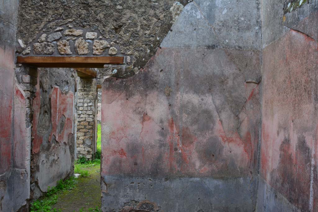 IX.5.18 Pompeii. March 2017. Room e, looking towards east wall with doorway into room d.
Foto Christian Beck, ERC Grant 681269 DÉCOR.

