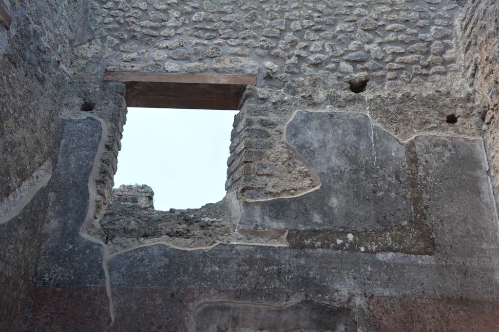 IX.5.18 Pompeii. May 2017. Room e, upper west wall with window.
Foto Christian Beck, ERC Grant 681269 DÉCOR.
