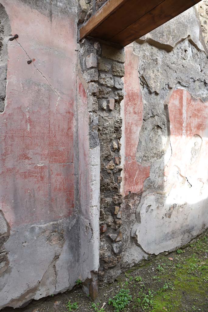 IX.5.18 Pompeii. March 2018. Room “e”, lower north wall with doorway into room “d”.
Foto Annette Haug, ERC Grant 681269 DÉCOR.

