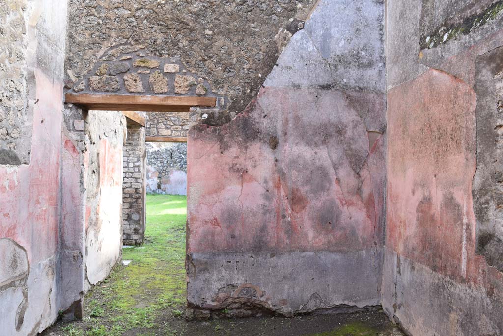 IX.5.18 Pompeii. March 2018. Room “e”, looking east towards rooms leading to atrium “b”. 
Foto Annette Haug, ERC Grant 681269 DÉCOR.
