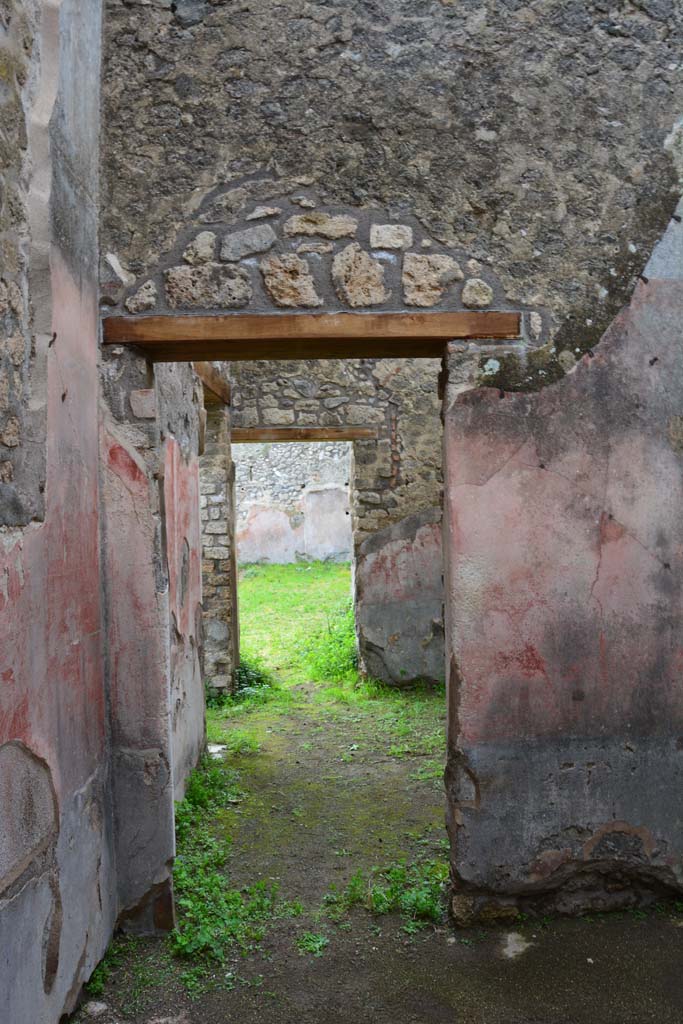 IX.5.18 Pompeii. March 2017. 
Room “e”, looking east through doorway to room “d”, and across to doorway in east wall into atrium “b”.
Foto Christian Beck, ERC Grant 681269 DÉCOR.


