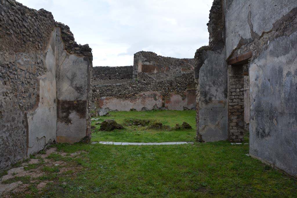 IX.5.18 Pompeii. March 2018. Triclinium “f”, looking towards east wall in north-east corner, on left, and south-east corner, on right.
Foto Annette Haug, ERC Grant 681269 DÉCOR.
