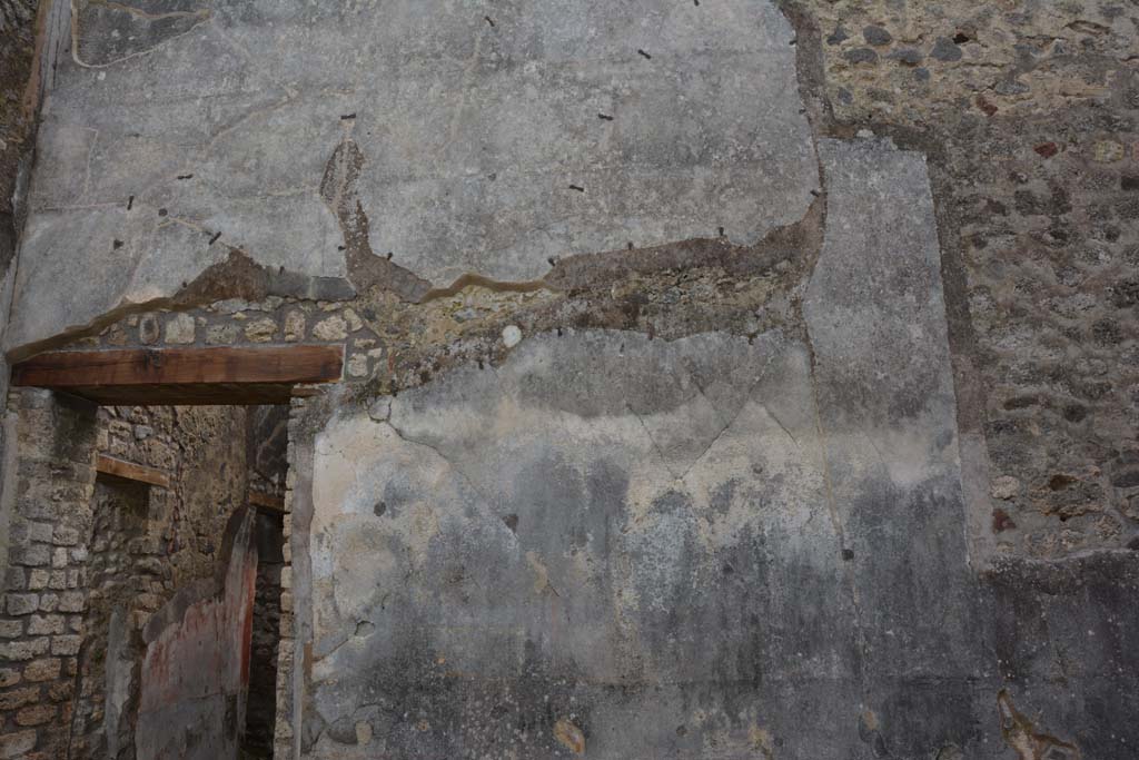 IX.5.18 Pompeii. March 2018. Room “f”, upper south wall near doorway at east end. 
Foto Annette Haug, ERC Grant 681269 DÉCOR.
