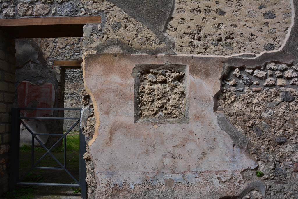 IX.5.19 Pompeii. March 2017. Looking north to exterior façade on east side of entrance doorway.
Foto Christian Beck, ERC Grant 681269 DÉCOR.
