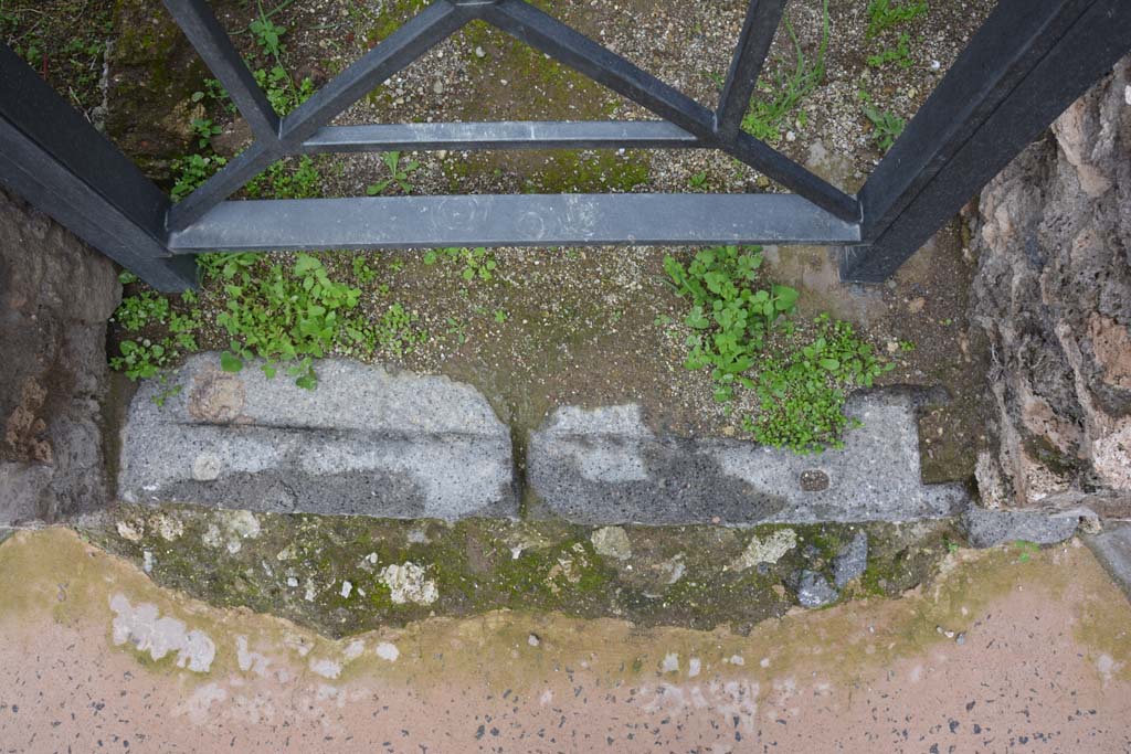 IX.5.19 Pompeii. March 2017. Room “c” (linked to IX.5.18), threshold of doorway at entrance at IX.5.19, looking down from above.
Foto Christian Beck, ERC Grant 681269 DÉCOR.
