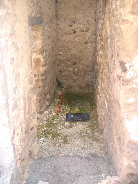 IX.5.20 Pompeii. May 2005. Room “v”, latrine, at rear of steps to upper floor.


