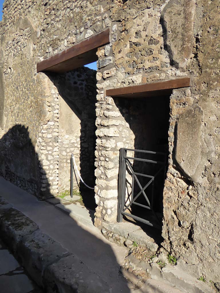 IX.5.21 Pompeii. May 2005. Entrance doorway, looking north-east towards door to room “t”, in corridor “q”.