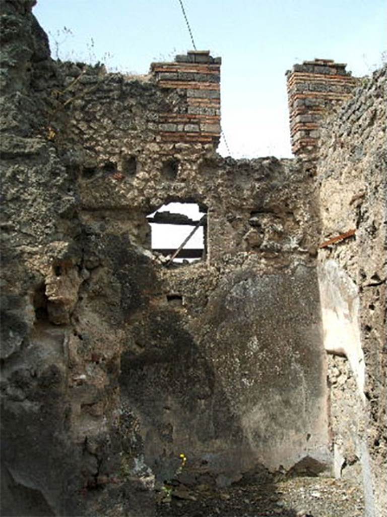 IX.6.3 Pompeii. May 2005. Doorway in room “l” (L), looking north into room “m”.