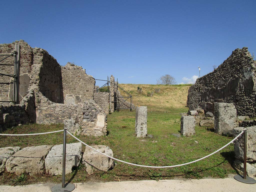 IX.6.4 Pompeii. April 2019. Looking east from Vicolo di Tesmo. Photo courtesy of Rick Bauer.