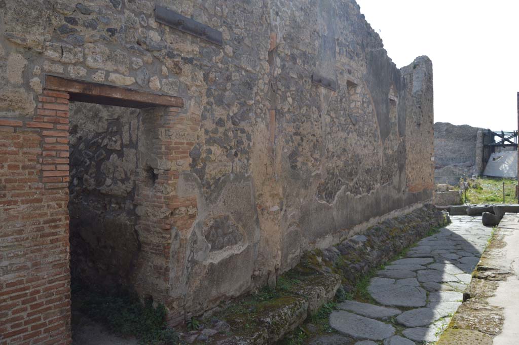 IX.6.6 Pompeii. March 2019. Looking west from doorway towards junction with Vicolo di Tesmo, on south side of Unnamed vicolo between IX.5 and IX.6.
Foto Taylor Lauritsen, ERC Grant 681269 DÉCOR.
