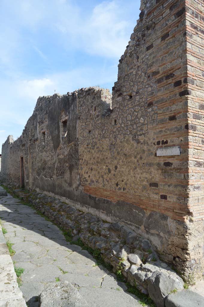IX.6.6 Pompeii. March 2019. Looking east towards doorway from junction with Vicolo di Tesmo. 
Foto Taylor Lauritsen, ERC Grant 681269 DÉCOR.
