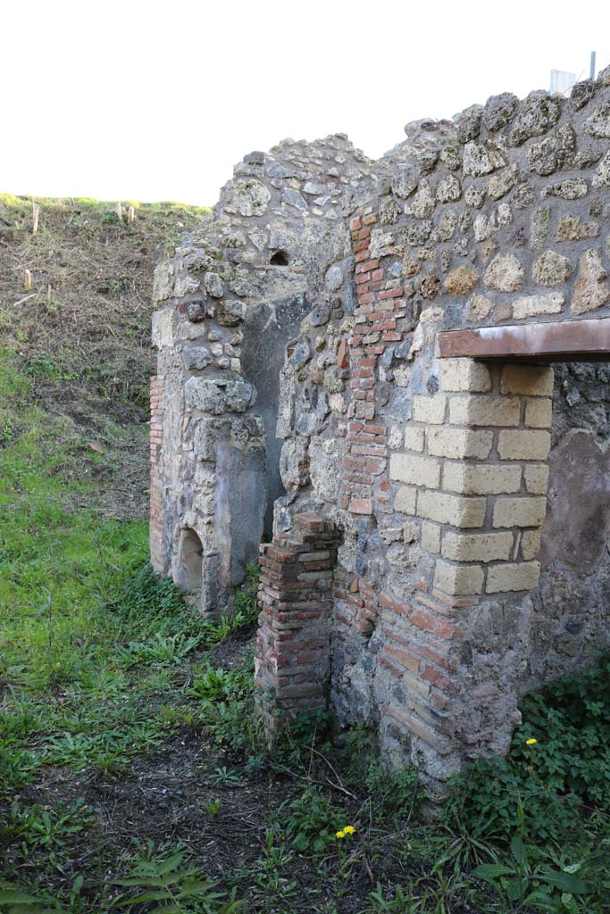 IX.6.8 Pompeii. December 2018. 
Doorways into rooms 8, and 7/6, on right. Photo courtesy of Aude Durand.
