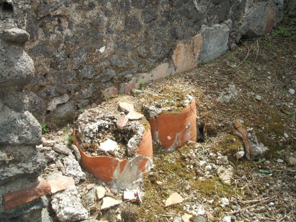 IX.6.8 Pompeii. May 2005. Two buried amphorae.