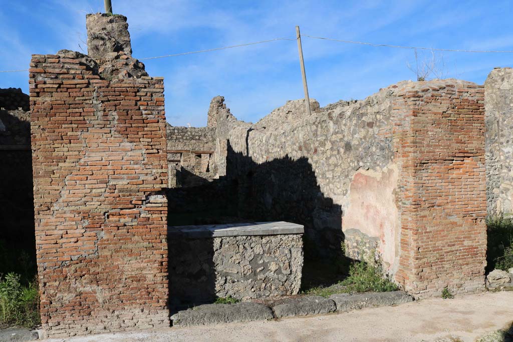 IX.6.b, Pompeii. December 2018. Looking towards entrance doorway. Photo courtesy of Aude Durand.