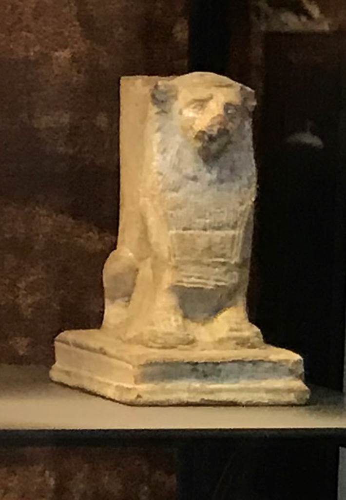 IX.6.b Pompeii. April 2019. Pot/jar/vase with statuette in the shape of a lion, found in IX.6.b.
Photo courtesy of Rick Bauer.
Now in Naples Archaeological Museum, inv. no. 113020.
Seen in Sala (room) 88, glass cabinet VII, shelf B.
See Di Gioia, E. (2006). La ceramica invetriata in area vesuviana. “L’Erma” di Bretschneider, (p.63).

