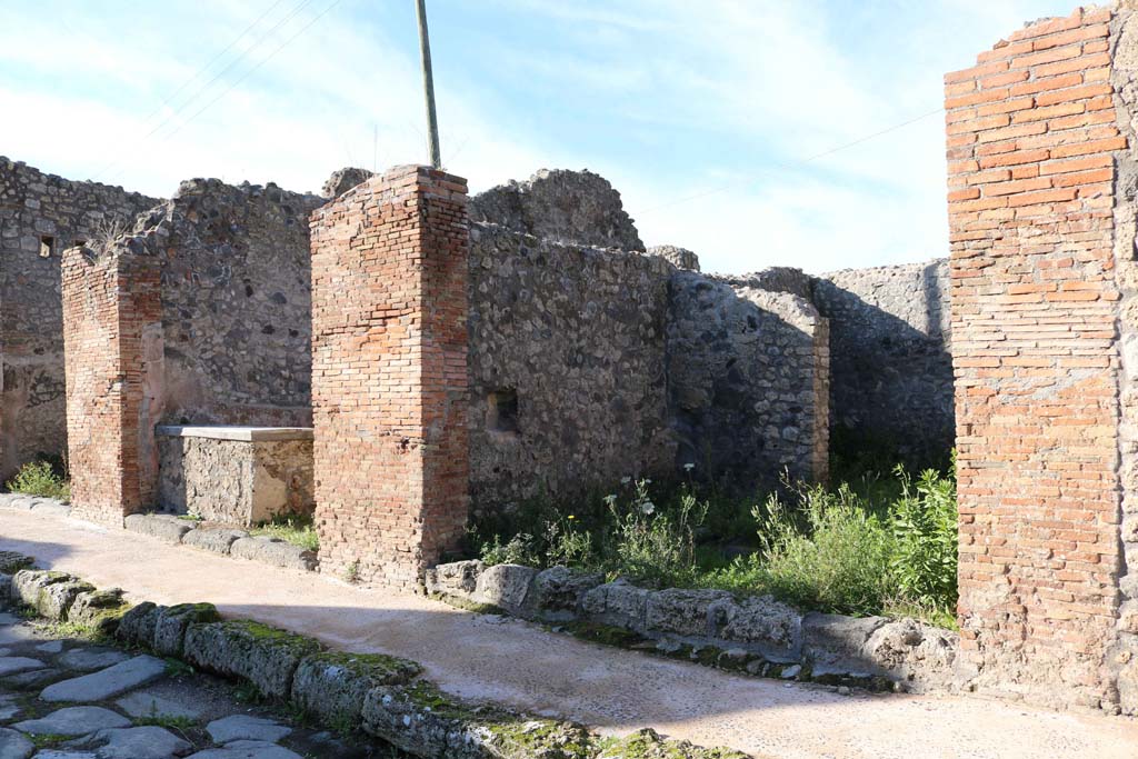 IX.6.b Pompeii, on left, and IX.6.c, centre right. December 2018. Looking towards entrance doorways. Photo courtesy of Aude Durand.