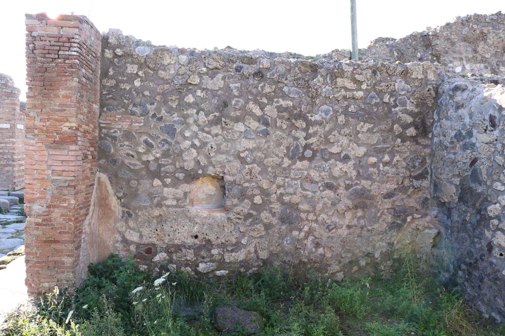 IX.6.c Pompeii. December 2018. Looking towards west wall of shop, with niche. Photo courtesy of Aude Durand.

