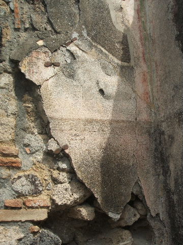 IX.6.d Pompeii. May 2005. North wall of triclinium “e”, east side of window.