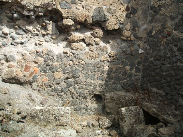 IX.6.d Pompeii. May 2005. North wall of rear room on east side, kitchen “g”.
