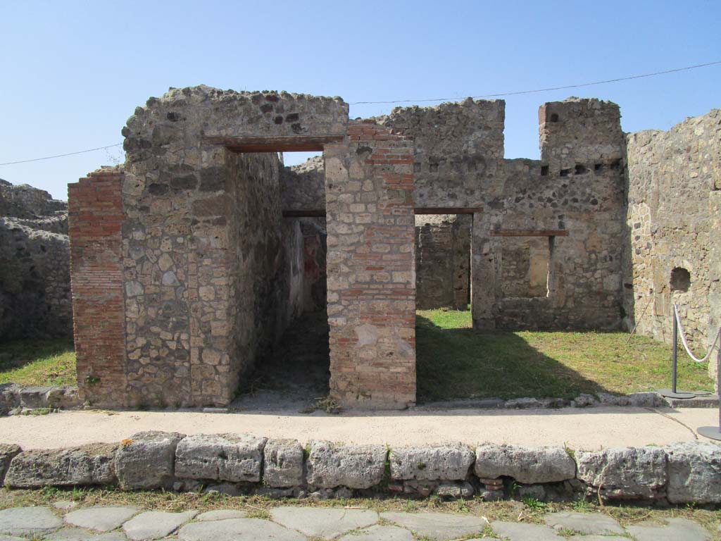 IX.6.e, Pompeii. April 2019. Looking north to entrance doorway, on right.
Photo courtesy of Rick Bauer.
