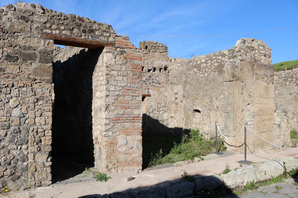 IX.6.e, Pompeii, on right. December 2018. 
Looking north-east towards entrance doorways, with IX.6.d, on left. Photo courtesy of Aude Durand.



