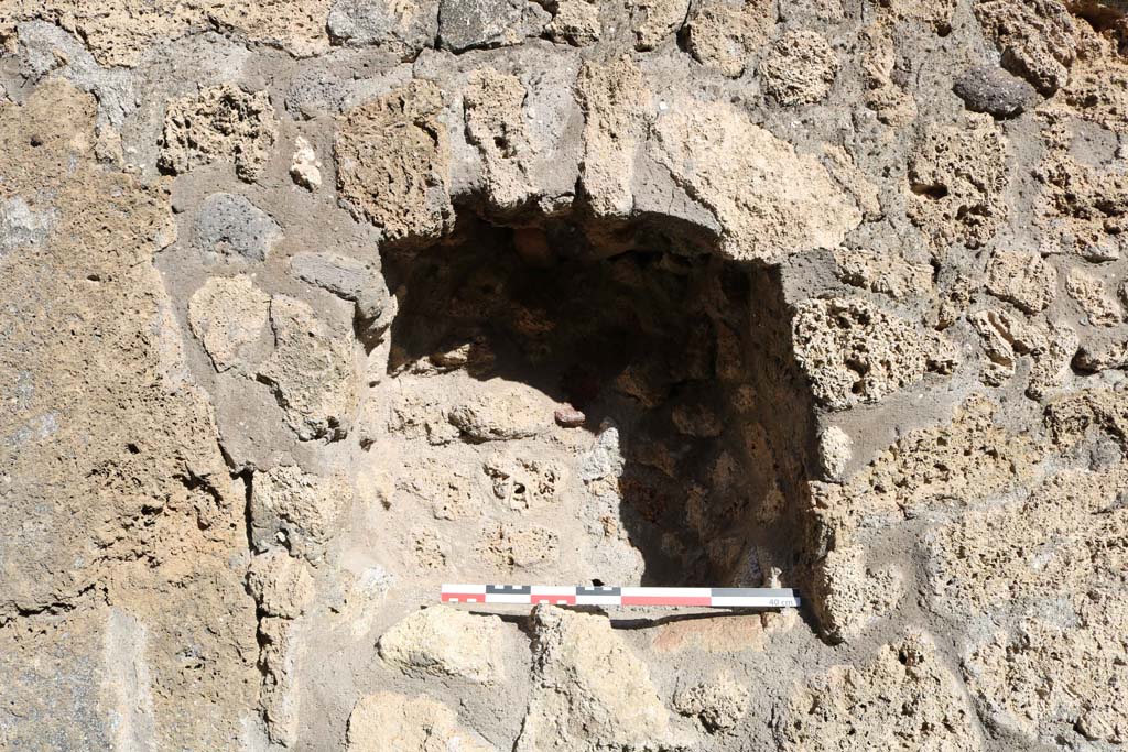 IX.6.e Pompeii. December 2018. Detail of niche set into east wall. Photo courtesy of Aude Durand.