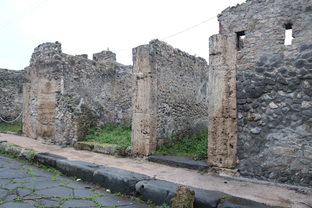 IX.6.f Pompeii, on left, and IX.6.g, on right. December 2018. 
Looking west along north side of roadway. Photo courtesy of Aude Durand.

