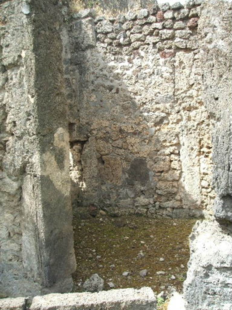 IX.6.g Pompeii. May 2005. Doorway to cubiculum “a”, on west side of atrium "2".
