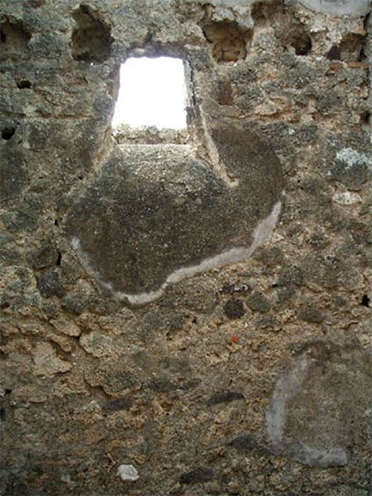 IX.6.g Pompeii. May 2005. 
West wall of triclinium “k”, with small window to light-yard of IX.6.d.
