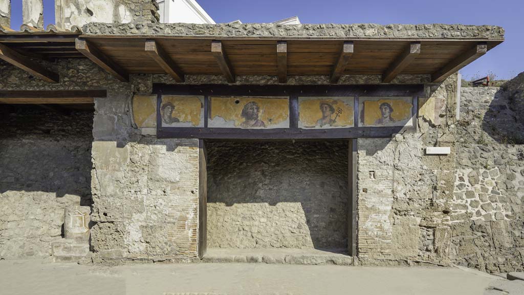 IX.7.1 Pompeii. August 2021. Entrance doorway on north side of Via dell’Abbondanza. Photo courtesy of Robert Hanson.