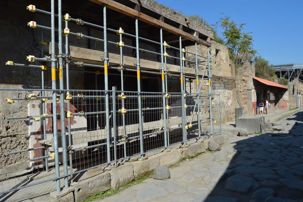 IX.7.1 Pompeii. October 2017. Looking east along front façade on north side of Via dell’Abbondanza.
Foto Taylor Lauritsen, ERC Grant 681269 DÉCOR.

