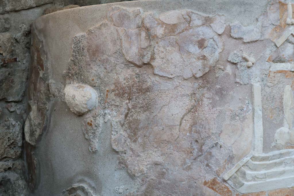 IX.7.2 Pompeii. December 2018. Detail of stucco decoration on west side of furnace/oven. Photo courtesy of Aude Durand.