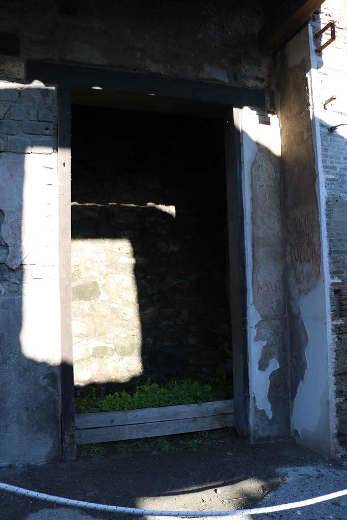 IX.7.5, Pompeii. December 2018. Entrance doorway. Photo courtesy of Aude Durand.