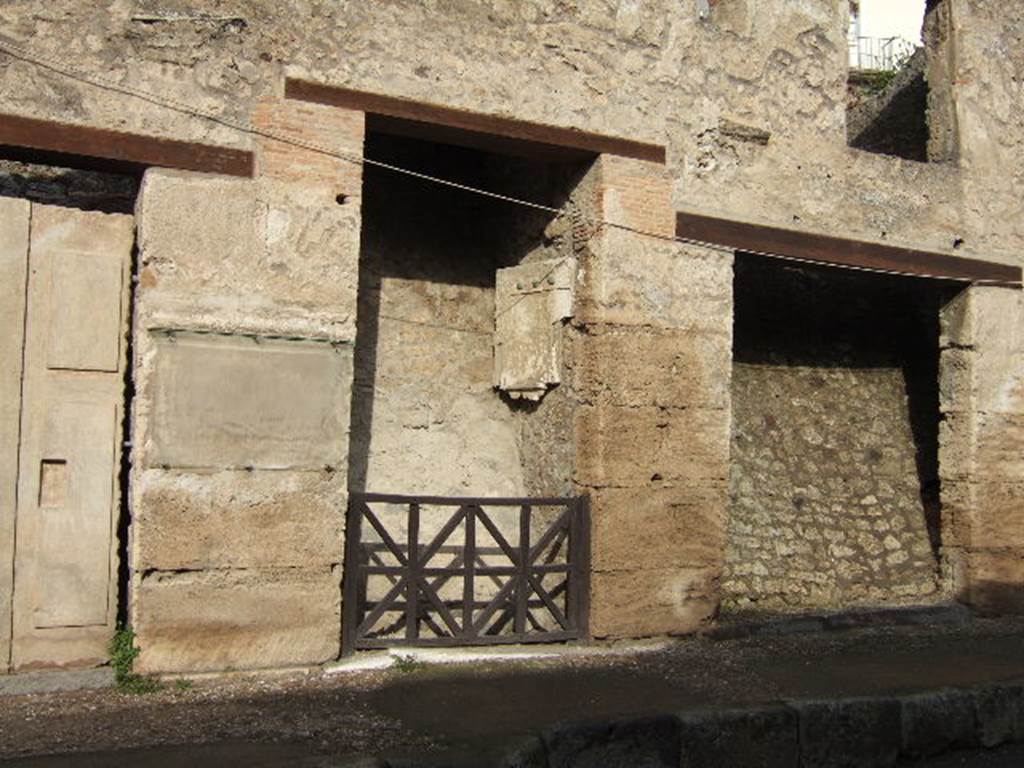 IX.7.9 Pompeii. December 2005. East plaster-cast of entrance door on Via dell’ Abbondanza. 