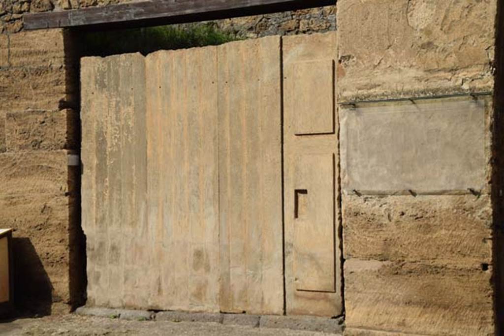 IX.7.10 Pompeii. November 2016. Entrance doorway with plaster-cast of doors. Photo courtesy of Marie Schulze.
