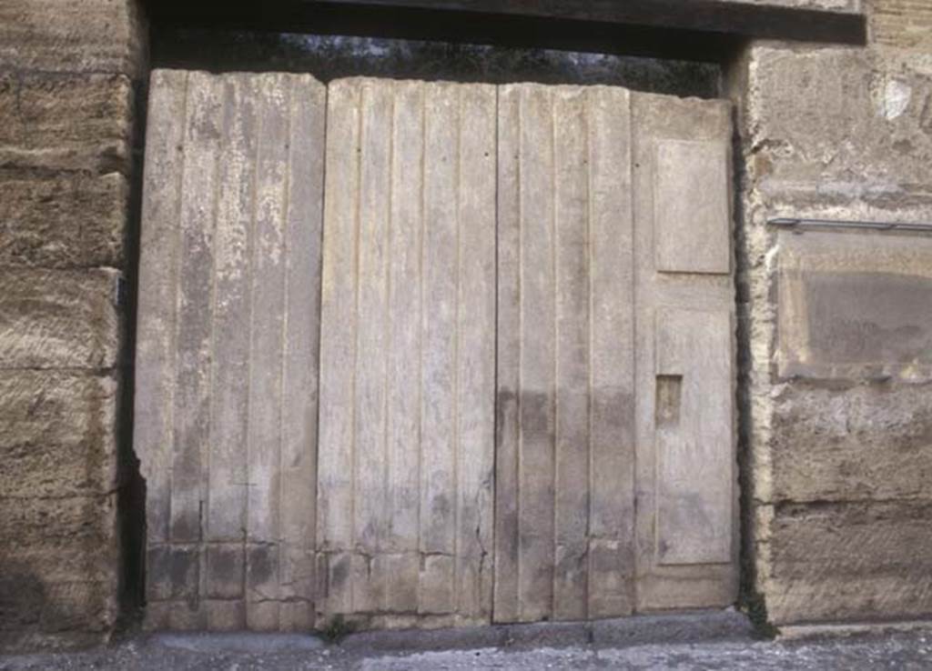 IX.7.10 Pompeii. March 2006. Entrance doorway with plaster-cast of doors. Photo courtesy of Nicolas Monteix.
