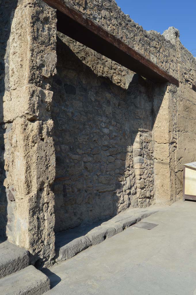 IX.7.11 Pompeii. October 2017. Looking east towards entrance doorway.
Foto Taylor Lauritsen, ERC Grant 681269 DÉCOR.
