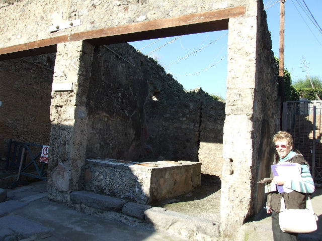 IX.7.13 Pompeii. December 2006. Looking north-west towards entrance on north side of Via dell’Abbondanza.
(NOTE: the stairs leading up to the Casina d’Aquila, above IX.7.12, on right).
