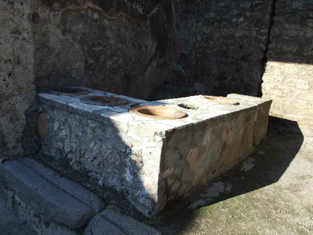 IX.7.13 Pompeii. December 2006.  Counter with 5 urns.